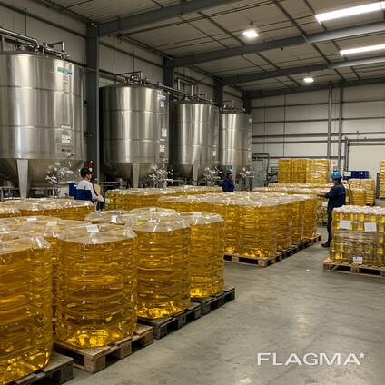 Golden sunflower oil with balanced fatty acids ideal for health focused cooking and nutrit